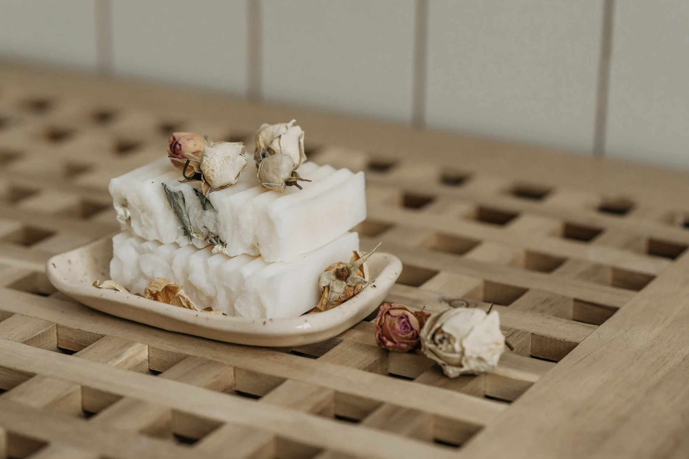 Savons artisanaux décorés de fleurs séchées réalisés pendant un atelier EVJF à Bordeaux, créations naturelles et esthétiques