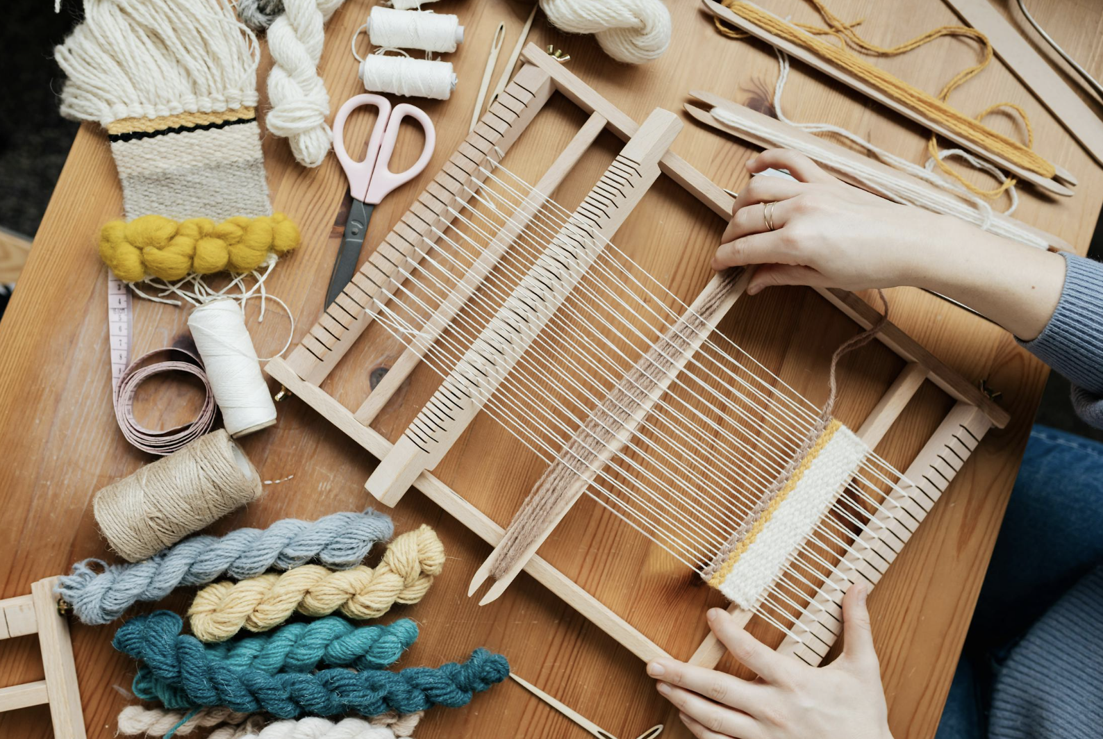 EVJF à Bruxelles : atelier tissage créatif entre amies avec laines et fils colorés.