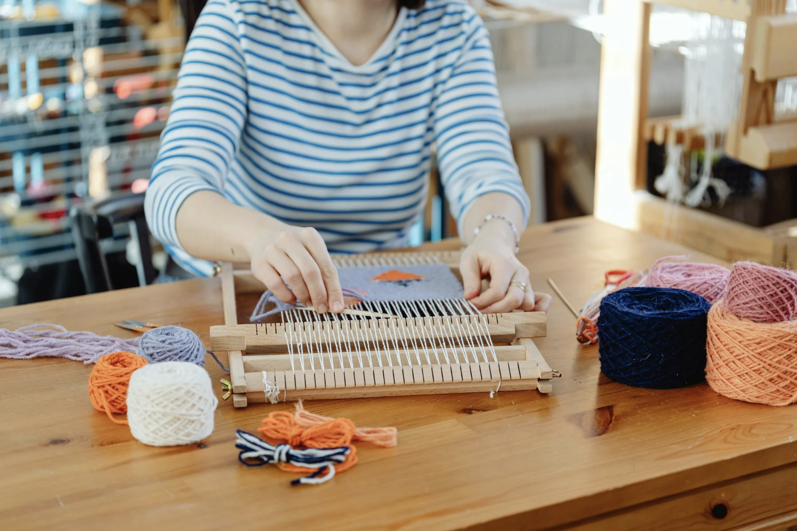 EVJF atelier tissage : les participantes créent des œuvres textiles à la main.