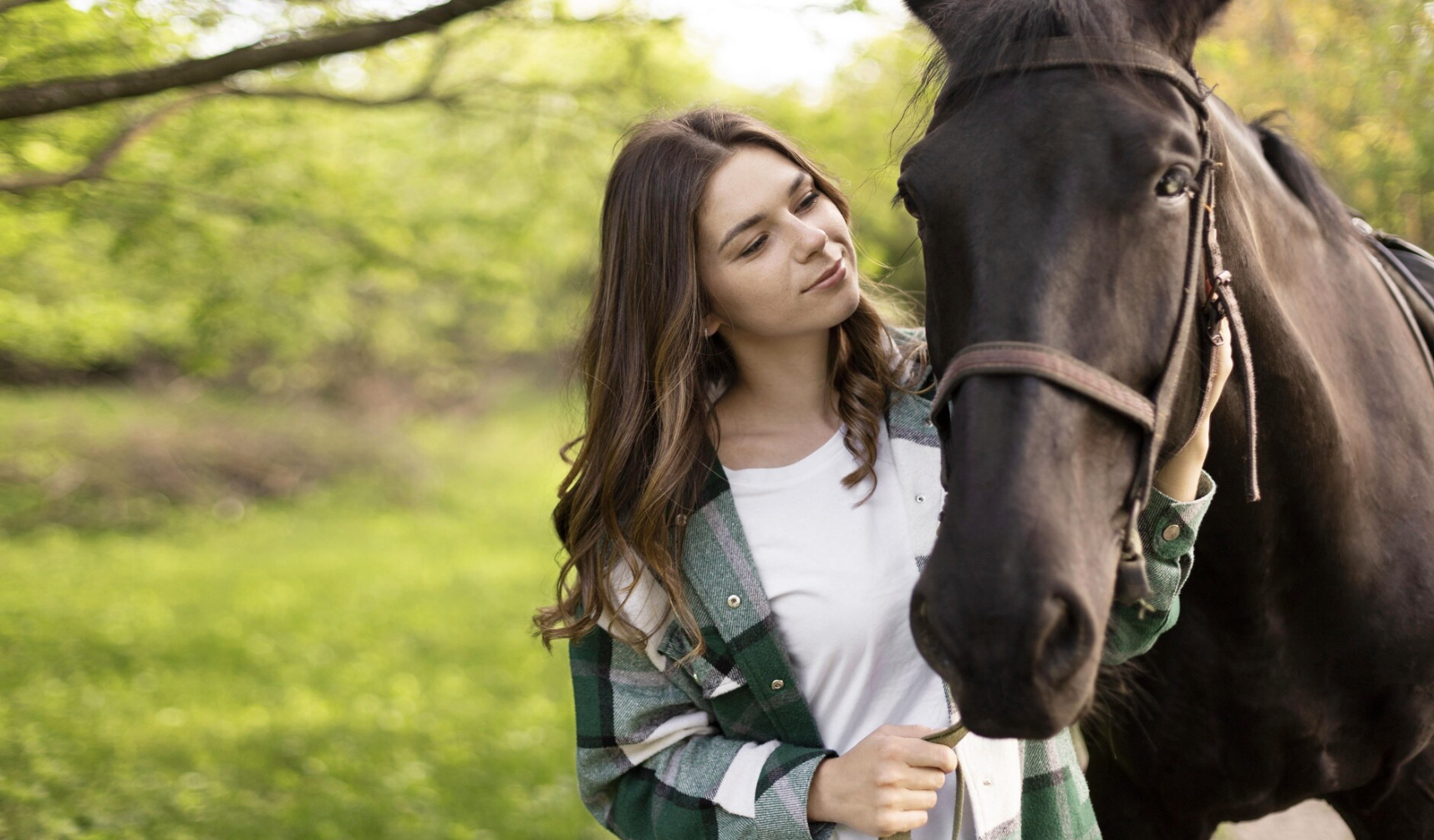 EVJF à Bruxelles : balade à cheval entre amies dans un cadre verdoyant.