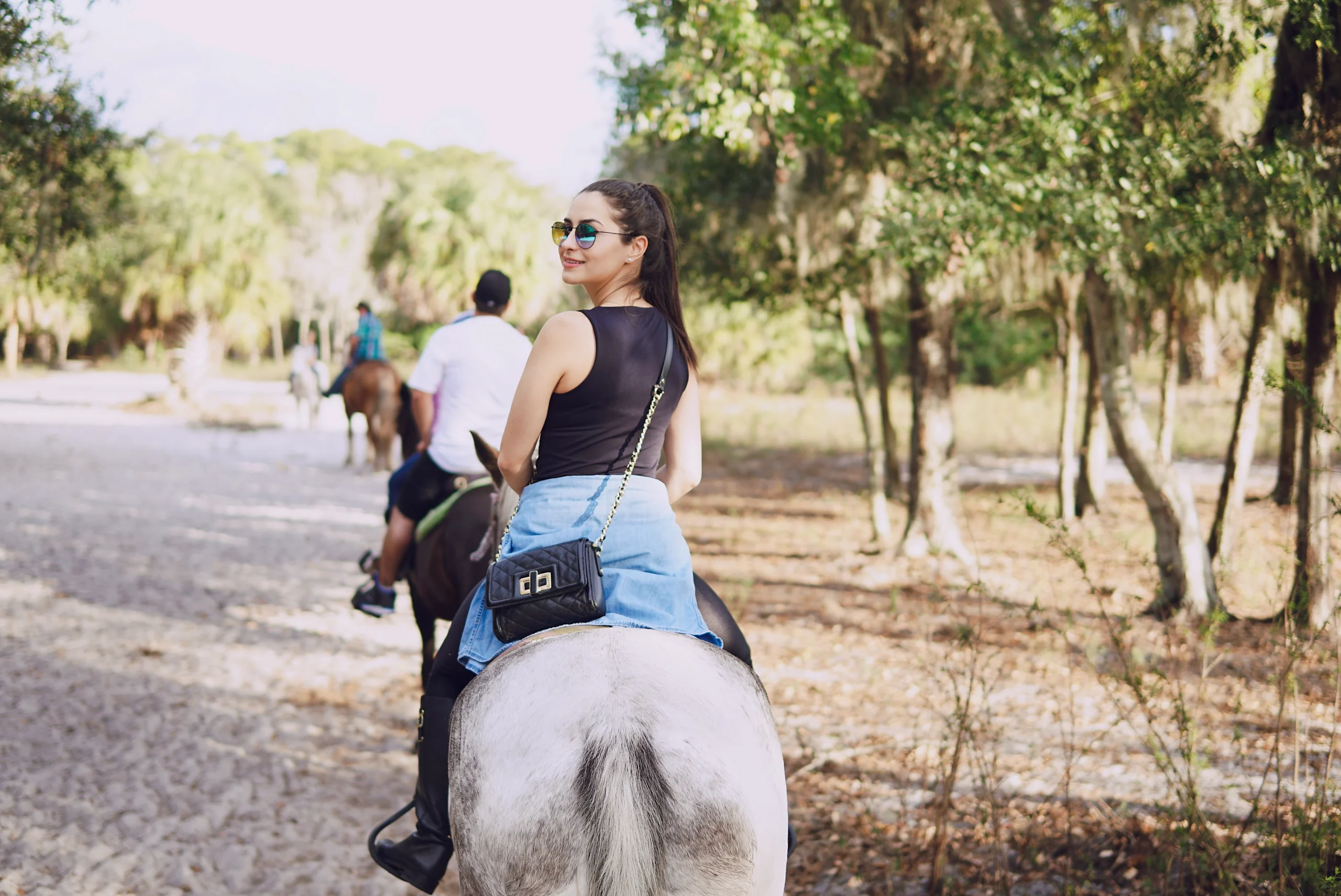 Femmes profitant d’une balade à cheval en pleine nature lors d’un EVJF