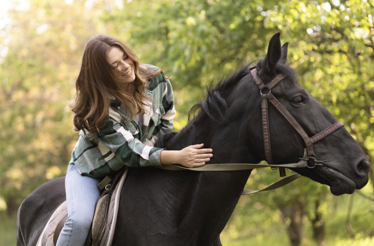EVJF à Toulouse : balade à cheval entre amies dans un paysage verdoyant.