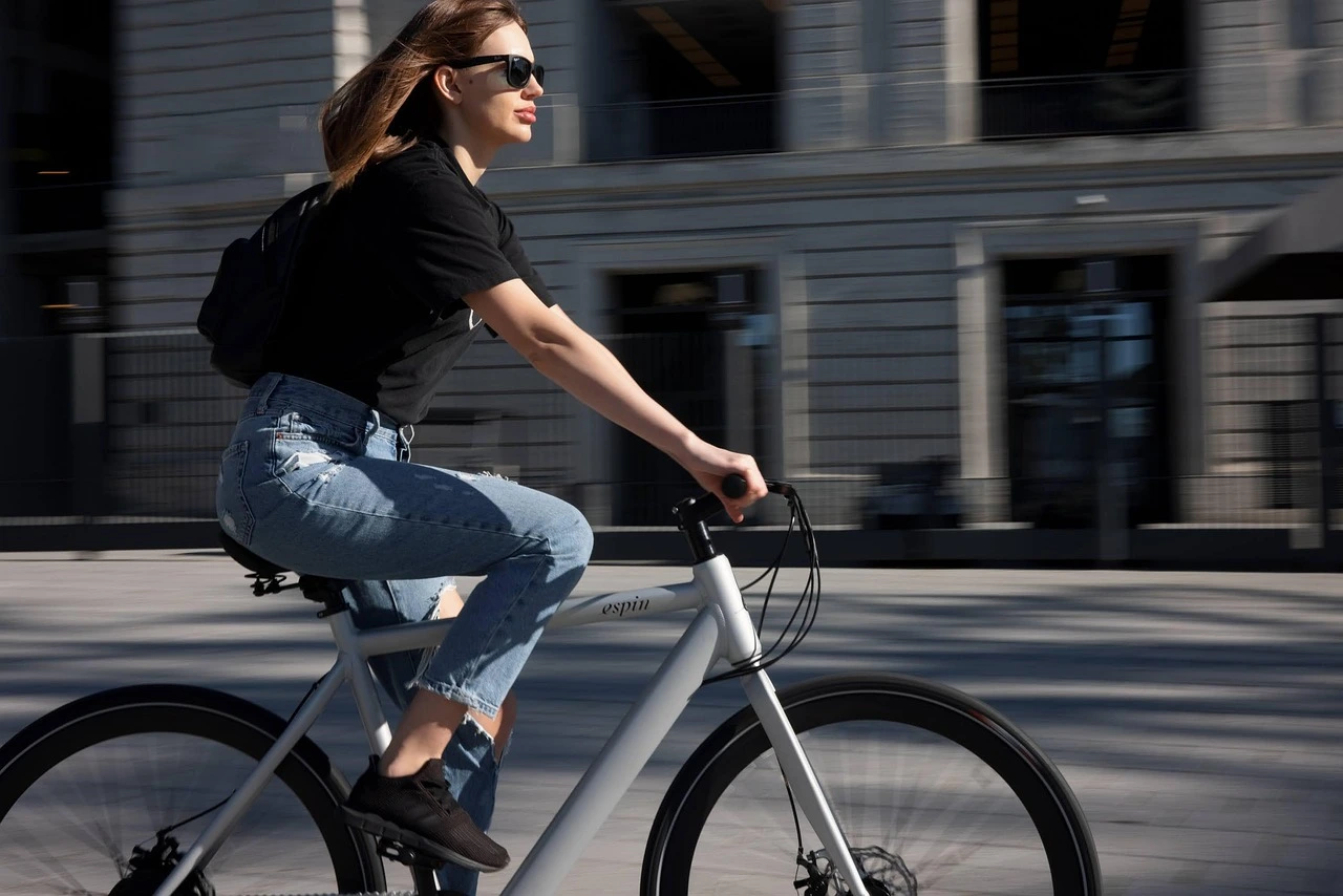 Groupe de femmes pédalant ensemble lors d’une balade à vélo pour un EVJF.