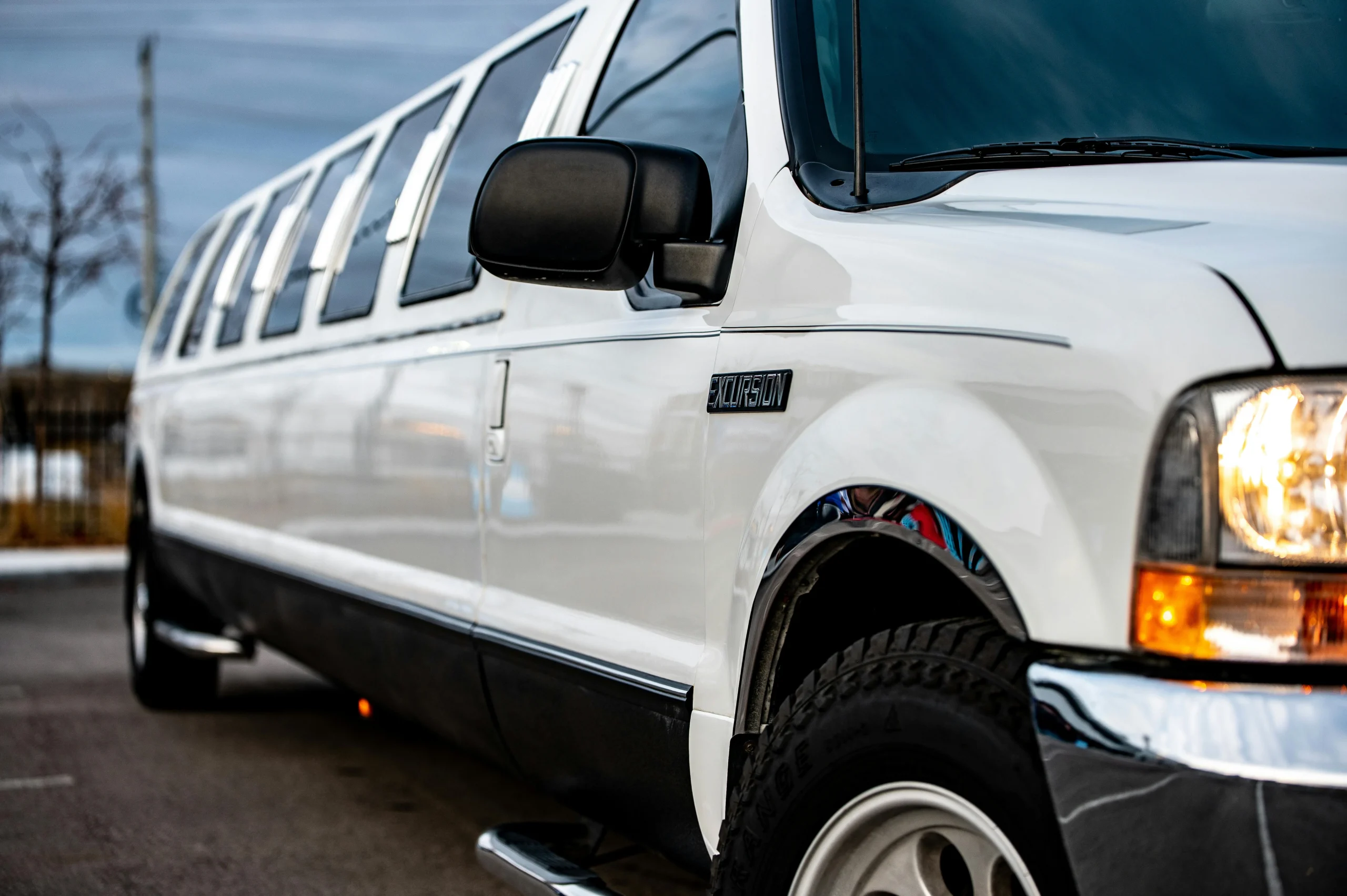 Limousine de luxe prête pour une balade EVJF à Marseille, avec Champagne et musique personnalisée.