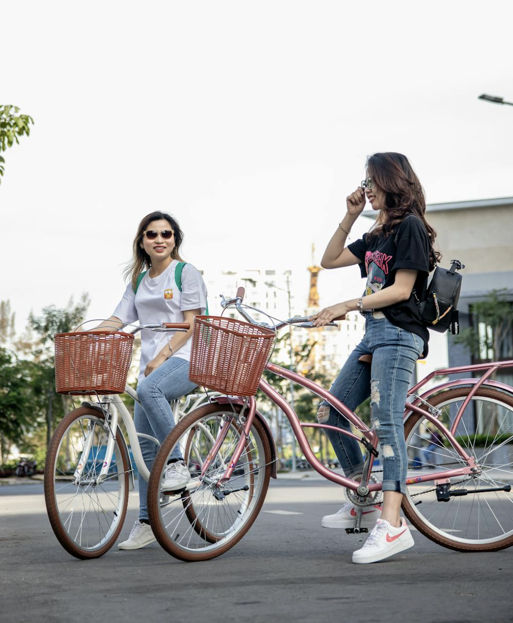 Participantes à un EVJF à Bruxelles en train de faire une balade à vélo, souriantes et détendues dans les rues de la ville