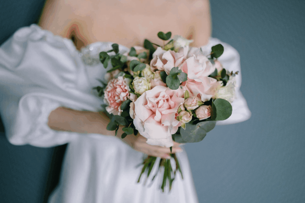 Future mariée et sa témoin tenant leurs bouquets de fleurs réalisés lors d’un atelier EVJF à Bruxelles, moment complice et créatif