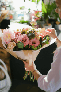Participant à un atelier bouquet de fleurs EVJF à Bruxelles, en train d’assembler un bouquet avec des fleurs fraîches