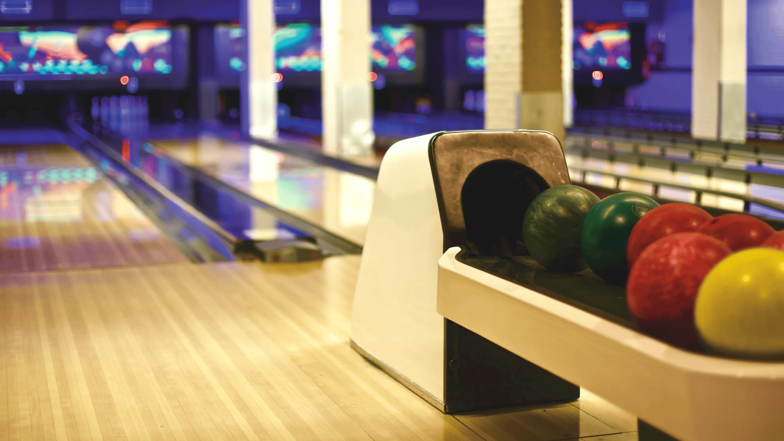 Groupe de femmes jouant au bowling lors d’un EVJF.