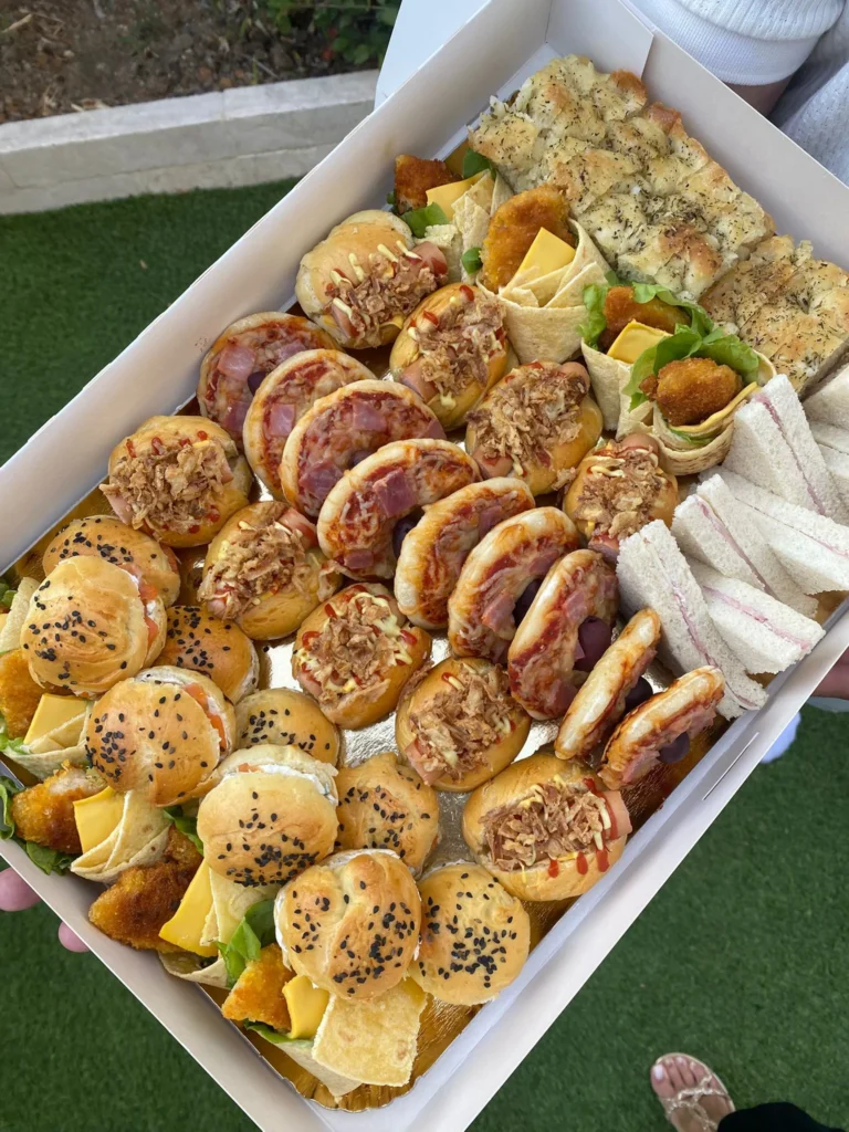 Box gourmande EVJF à Nice avec mini sandwichs, burgers et focaccia maison