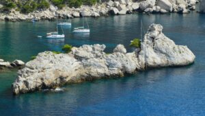 Vue imprenable sur les Calanques de Marseille lors d’une Croisière en Zodiac EVJF.