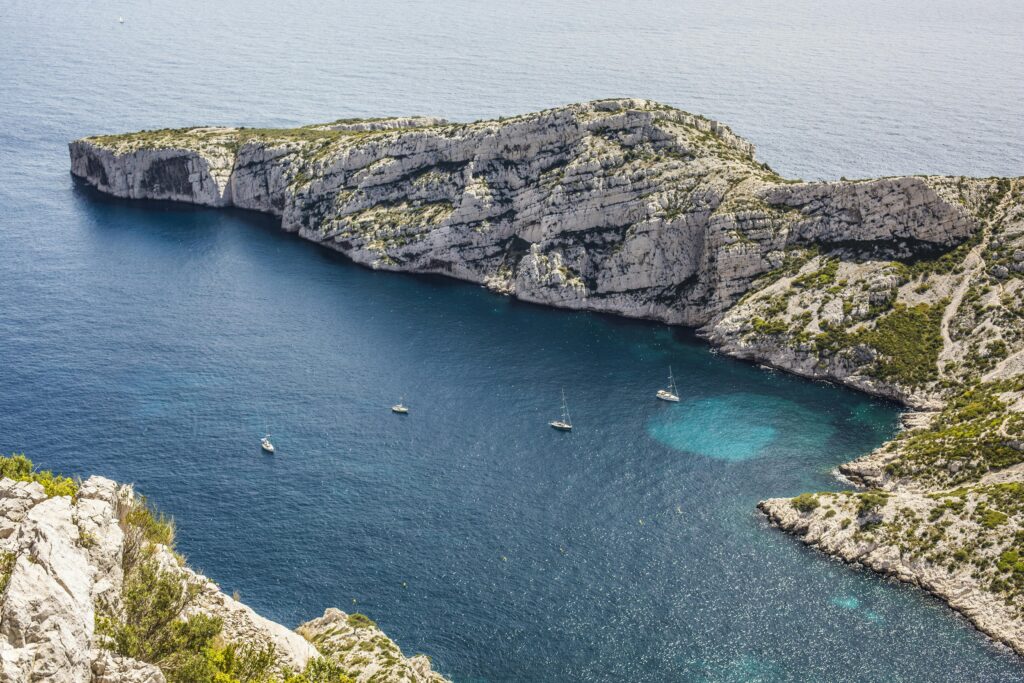 Vue imprenable sur les Calanques lors d’une Croisière sur pilotine EVJF Marseille.