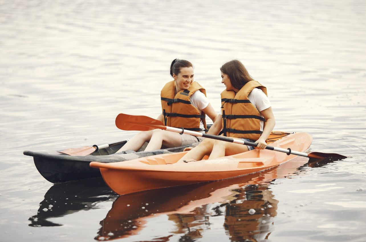 EVJF à Toulouse : les participantes pagaient en canoë-kayak sur la Garonne dans une ambiance fun et sportive.