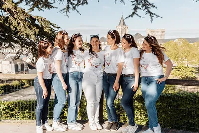 groupe de femmes en jean et t shirt blanc souriant ensemble devant un monument lors d un evjf a cabourg