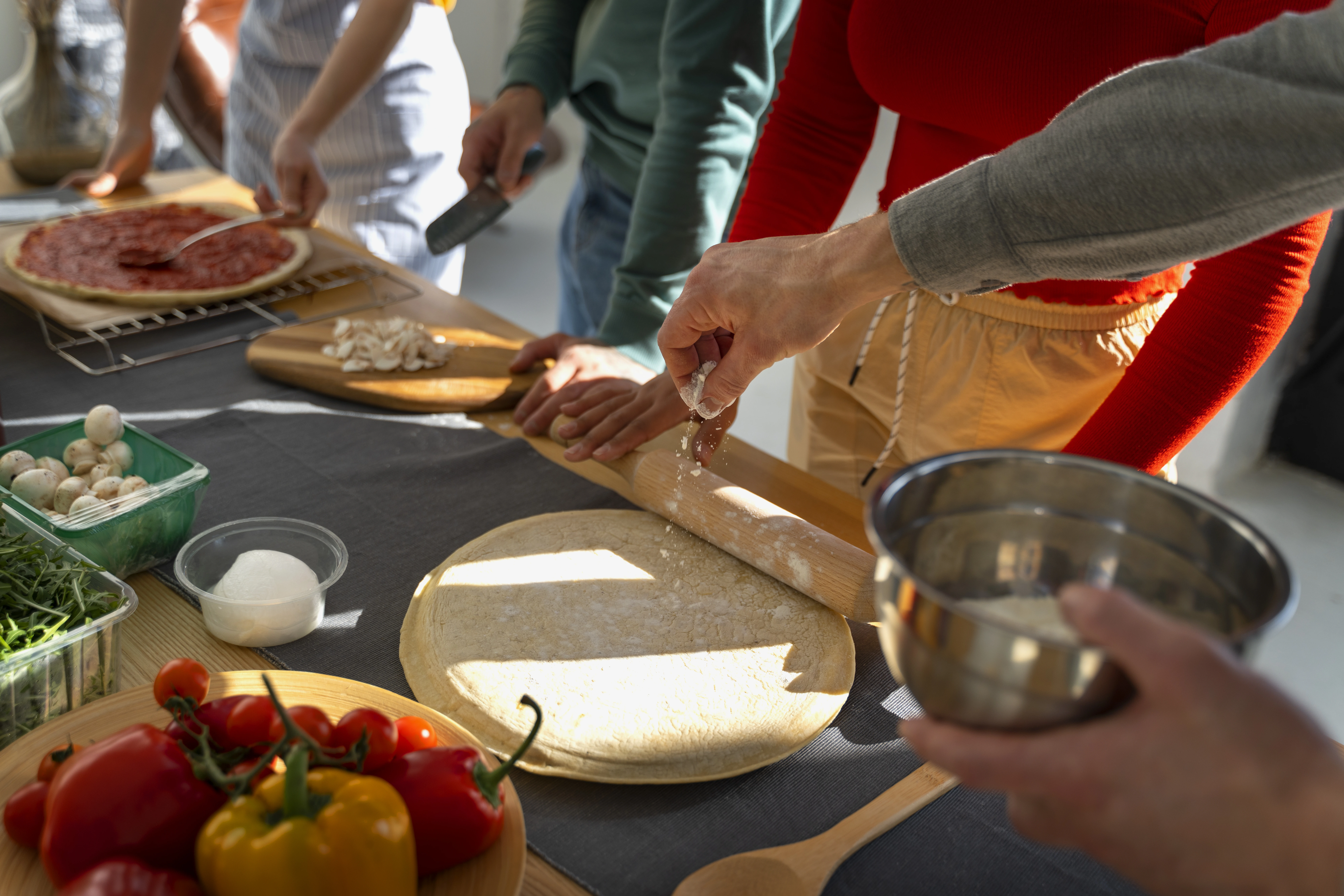 Chef cuisinier préparant un plat gourmet devant un groupe de femmes souriantes lors d’un EVJF à domicile à Arcachon