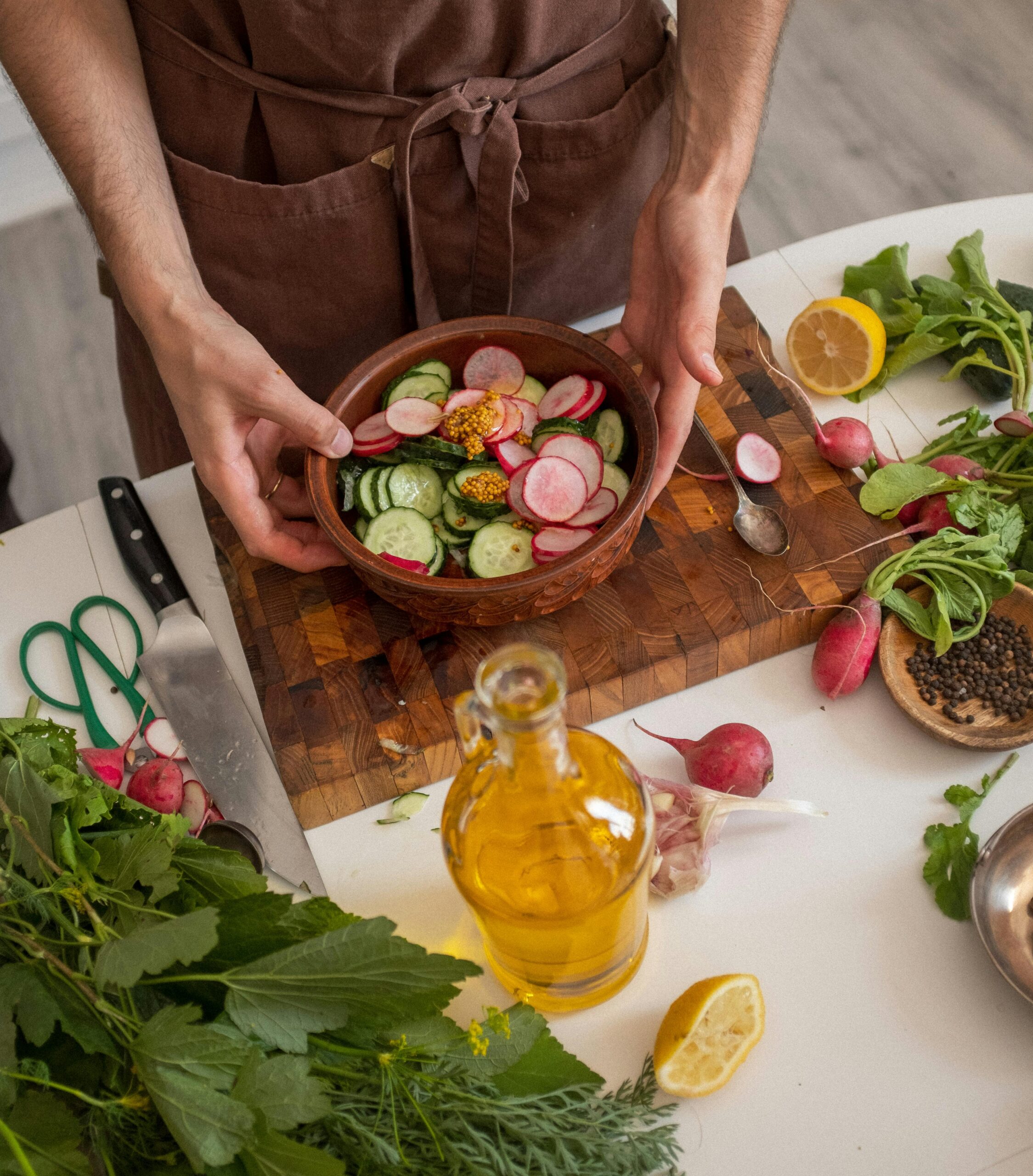 Chef à domicile EVJF Marseille préparant des légumes frais pour un dîner privé