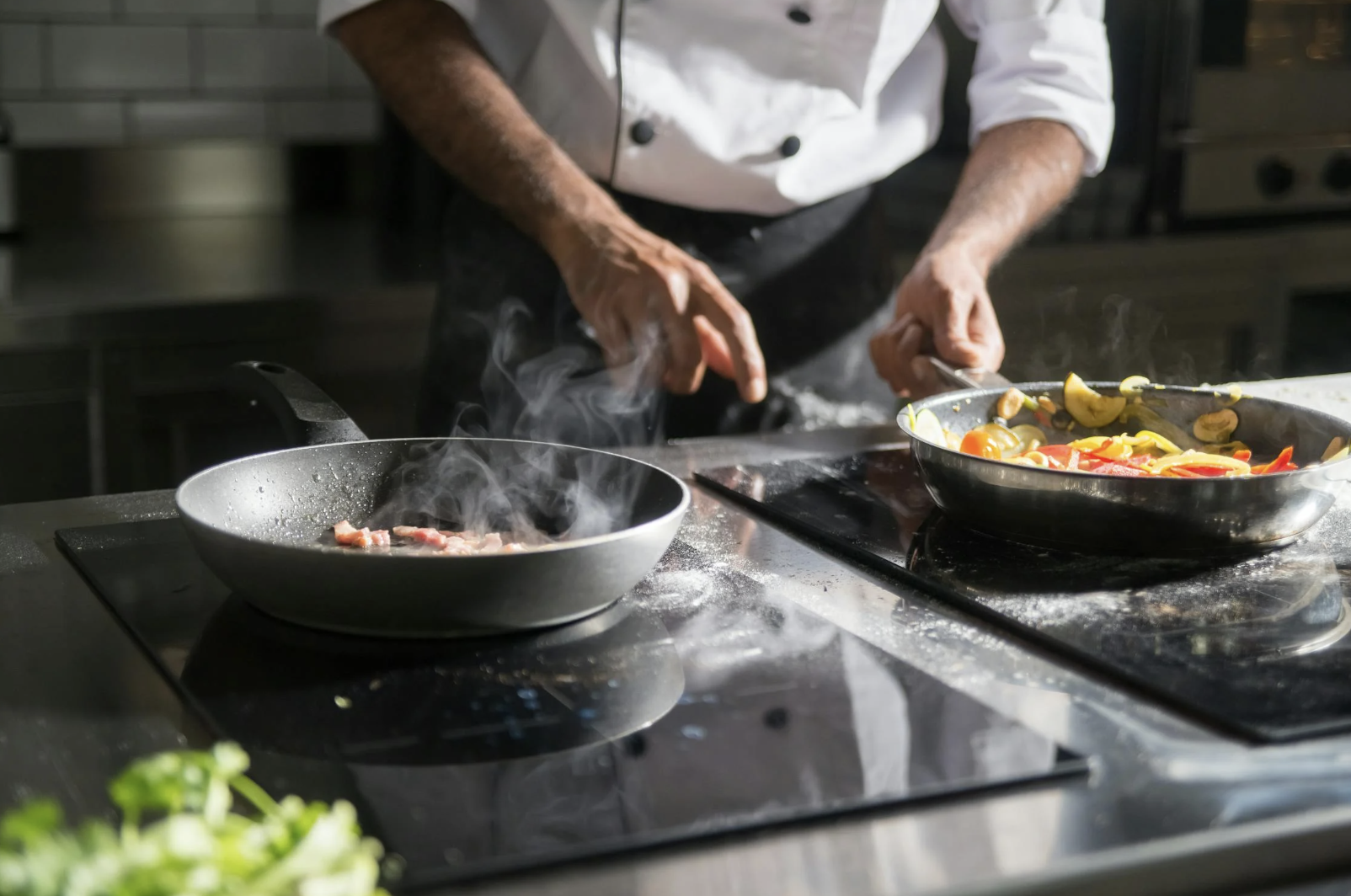EVJF avec chef à domicile : préparation d’un repas raffiné en présence d’un cuisinier professionnel.