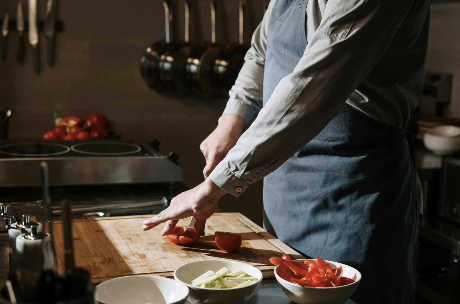 EVJF à Bruxelles : chef cuisinier à domicile préparant un plat devant la future mariée et ses amies.
