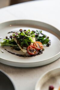 Plat raffiné préparé par un Chef à domicile EVJF Marseille, prêt à être dégusté.