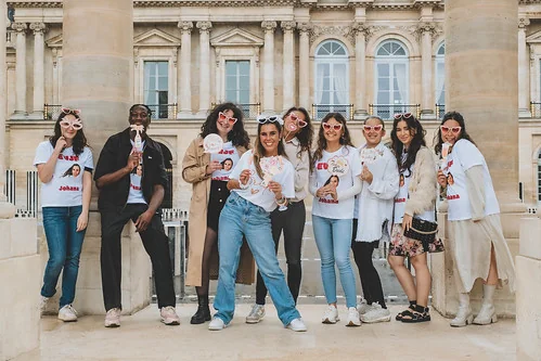 Groupe d’amies posant devant le Palais-Royal à Paris
