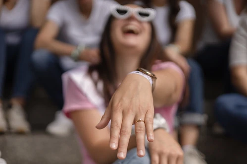 femme riant montrant une bague lors d'un clip vidéo evjf à lille