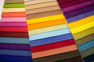Atelier colorimétrie EVJF Marseille – échantillons de couleurs pour découvrir la palette idéale de chaque participante.