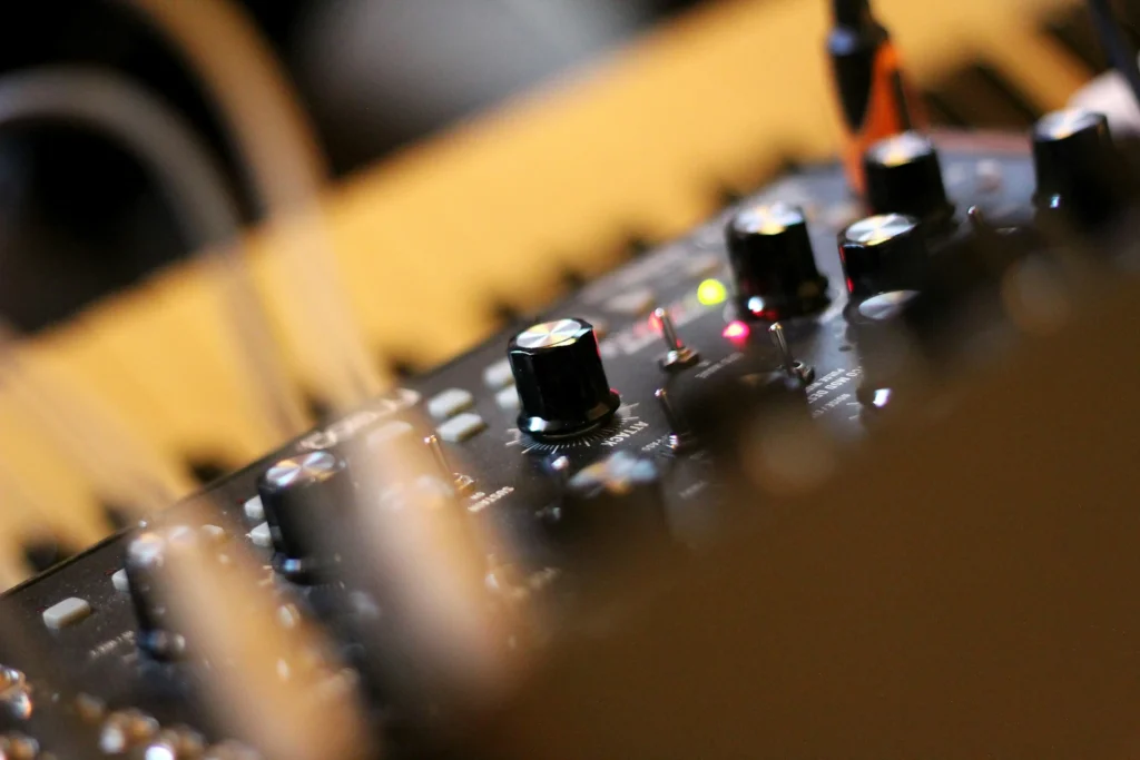 Gros plan sur une console de mixage avec boutons lumineux en studio.