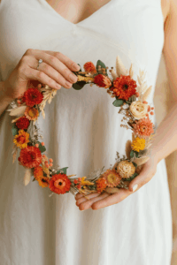 Future mariée et sa témoin portant leurs couronnes de fleurs après un atelier EVJF à Bruxelles, souriantes dans un cadre fleuri et convivial