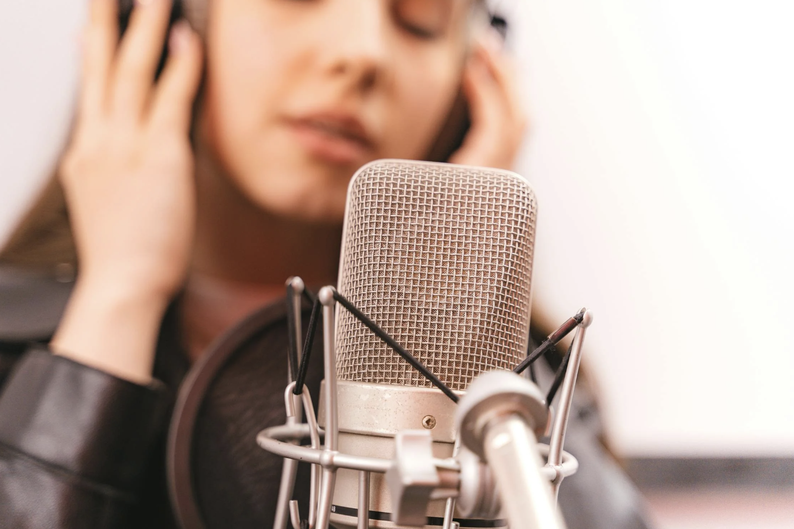 EVJF : cours de chant entre amies, micro à la main et ambiance musicale détendue.