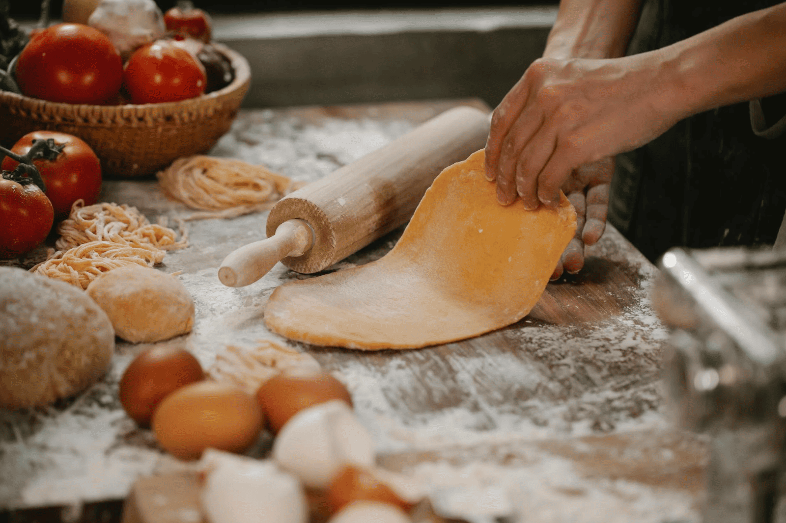 Cours de cuisine EVJF à Lyon : les participantes préparent un repas gourmand ensemble.