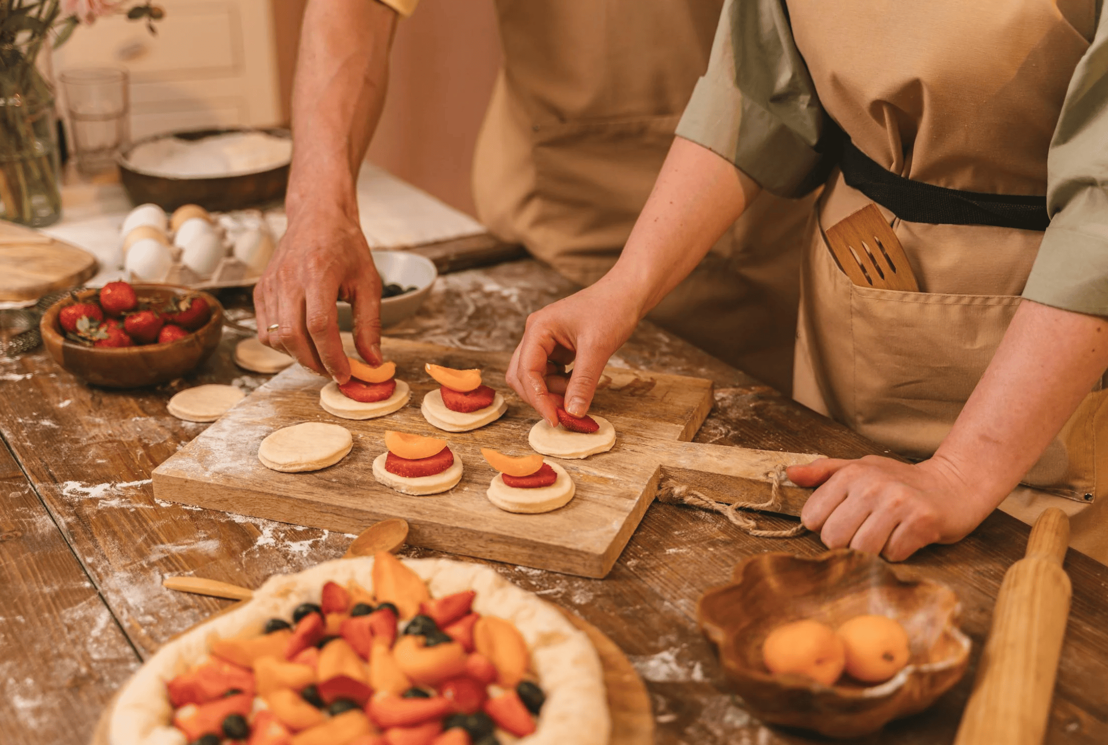 Participant à un cours de cuisine EVJF à Strasbourg, en train de préparer un plat dans une ambiance conviviale et gourmande