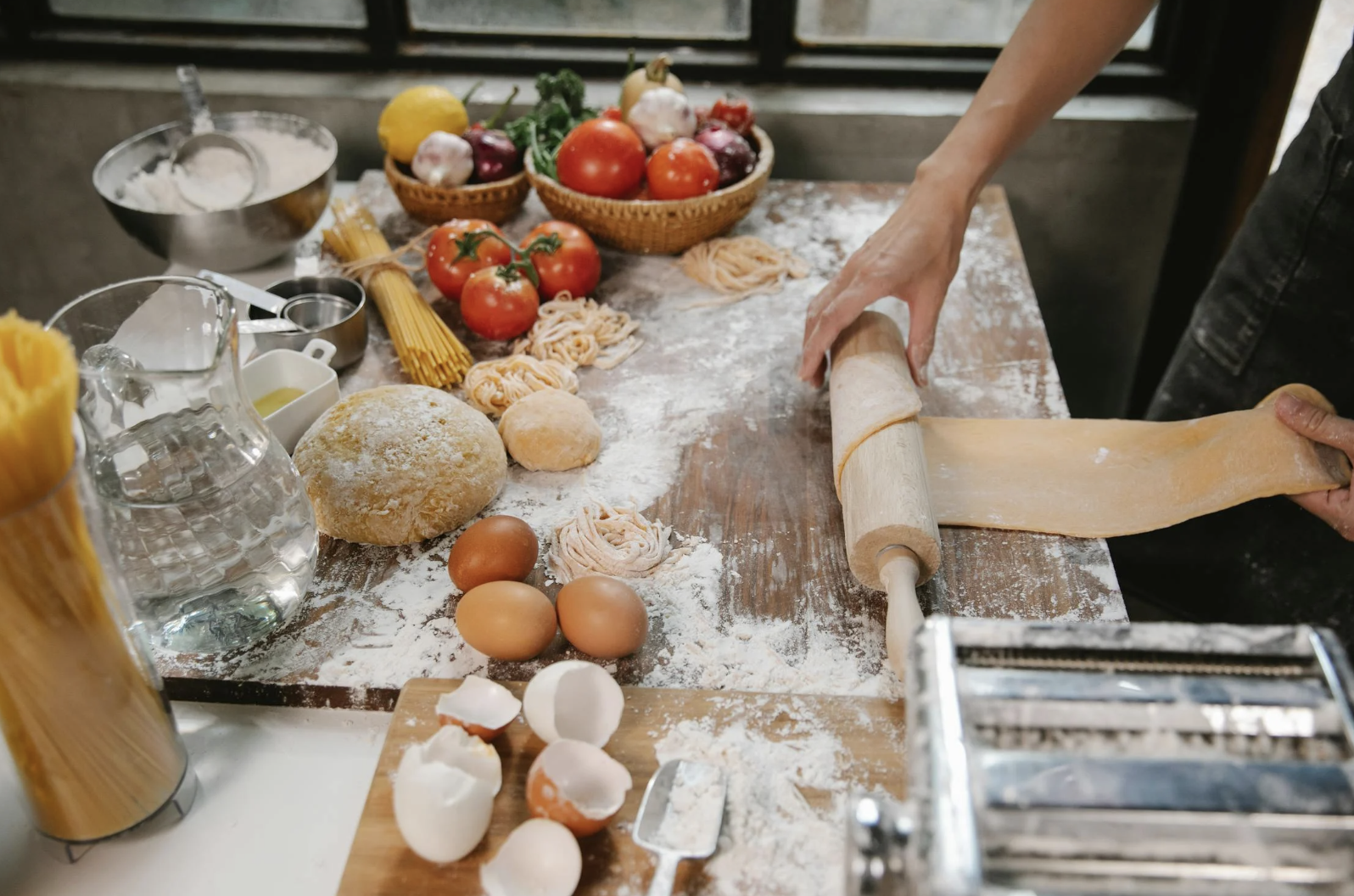 Participants attentifs lors d’un cours de cuisine dans une cuisine moderne à Strasbourg.