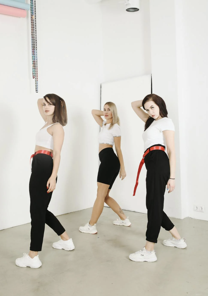 Participants concentrés lors d’un cours de danse dans un studio lumineux à Bordeaux.