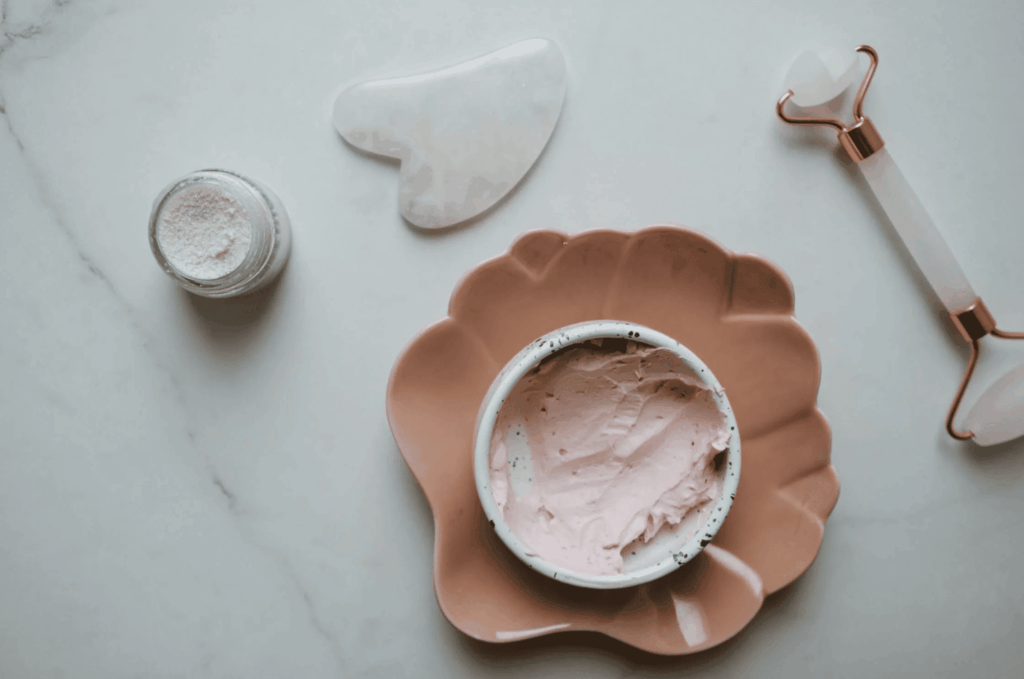 Participant à un atelier de création de cosmétiques lors d’un EVJF à Bruxelles, en train de mélanger des ingrédients naturels