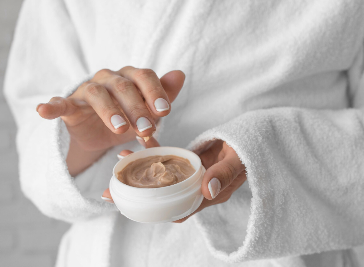 Produit cosmétique fini présenté dans un petit pot en verre après un atelier de création.
