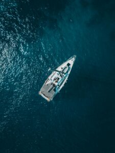 Voilier en mer Méditerranée au large de Marseille, utilisé pour une croisière EVJF avec baignade, repas à bord et activités nautiques.