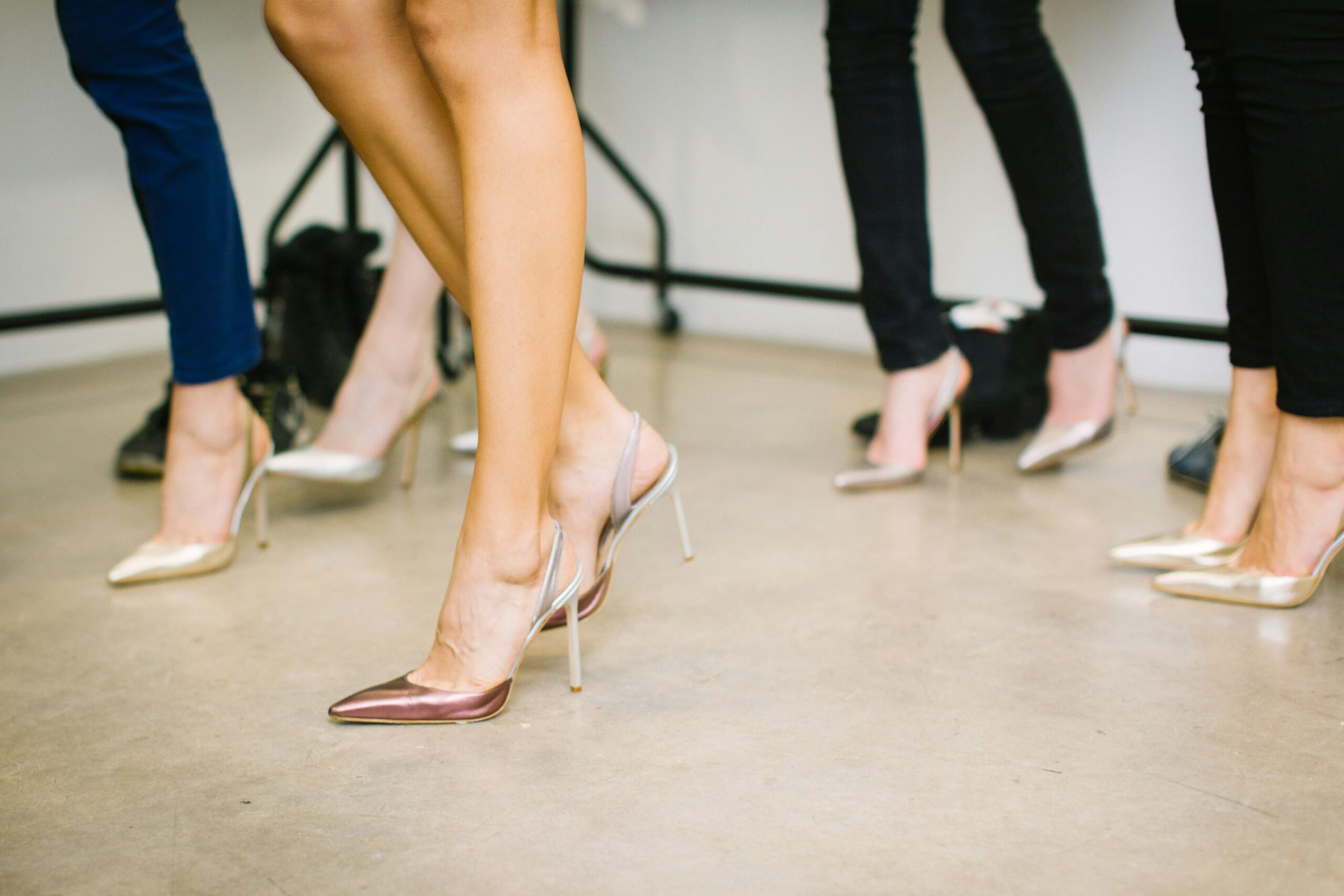 Gros plan sur des talons élégants portés pendant un cours de Heels dance EVJF Montpellier.
