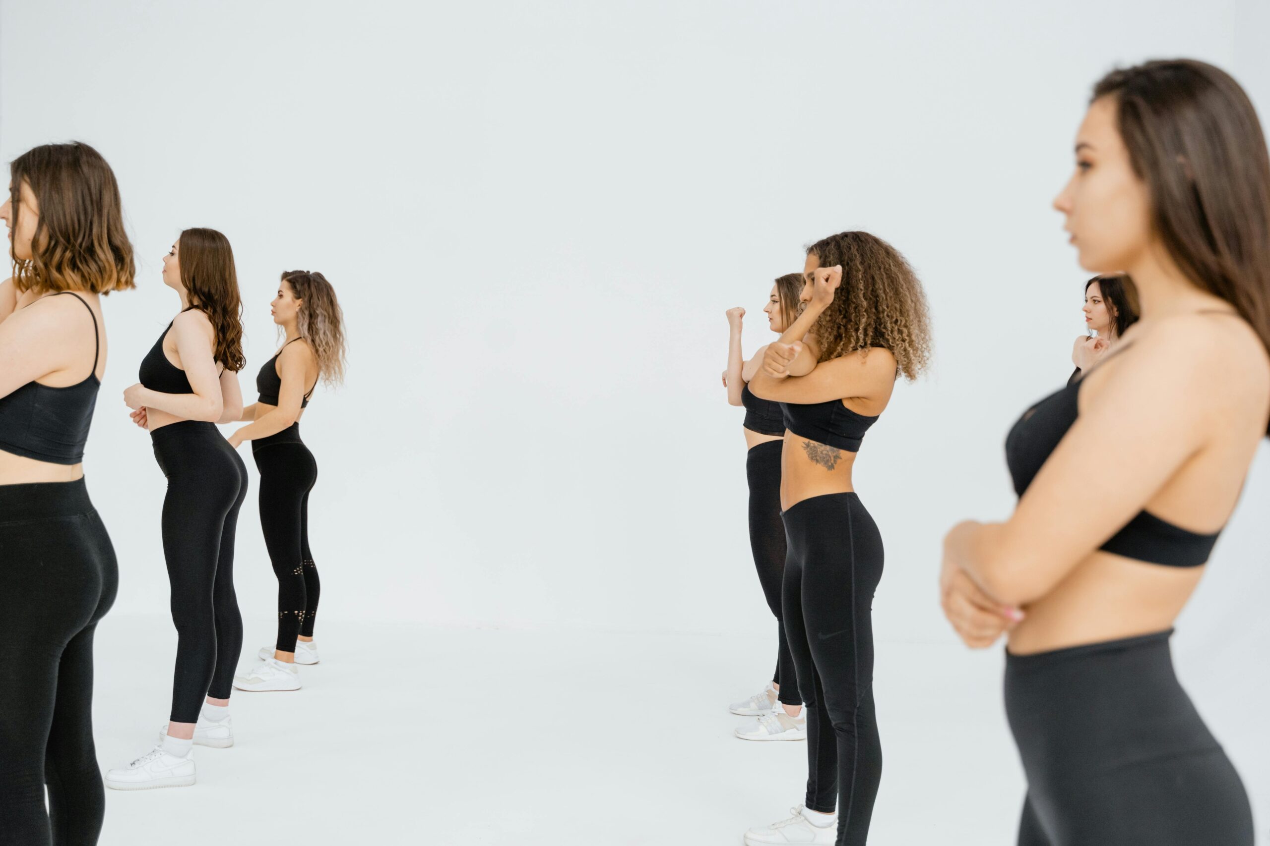 Groupe de femmes ou couple en pleine chorégraphie lors d’un cours de danse EVJF ou ouverture de bal à Montpellier