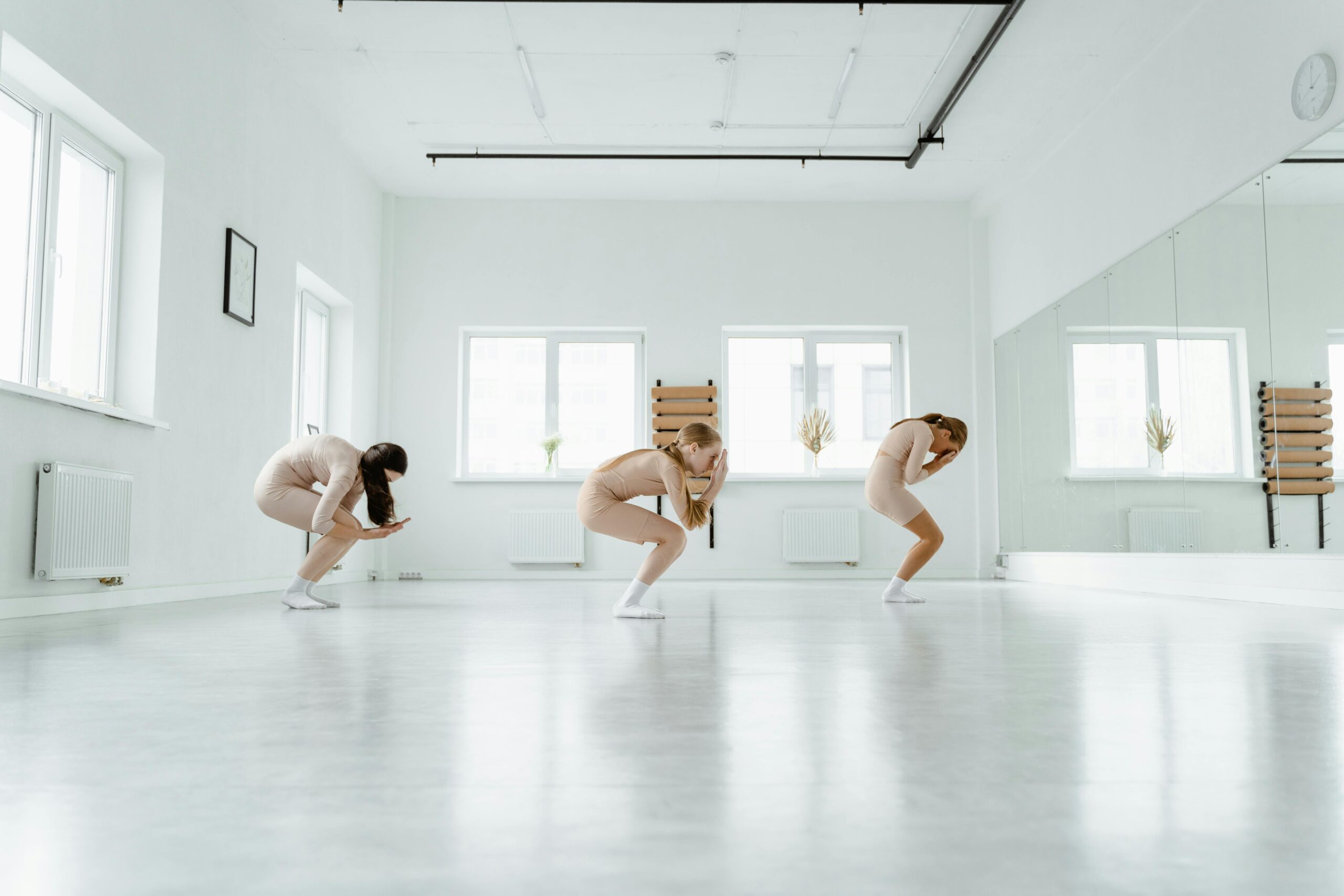 Groupe de femmes réunies pour un EVJF à Marseille après un cours de danse, souriantes et complices