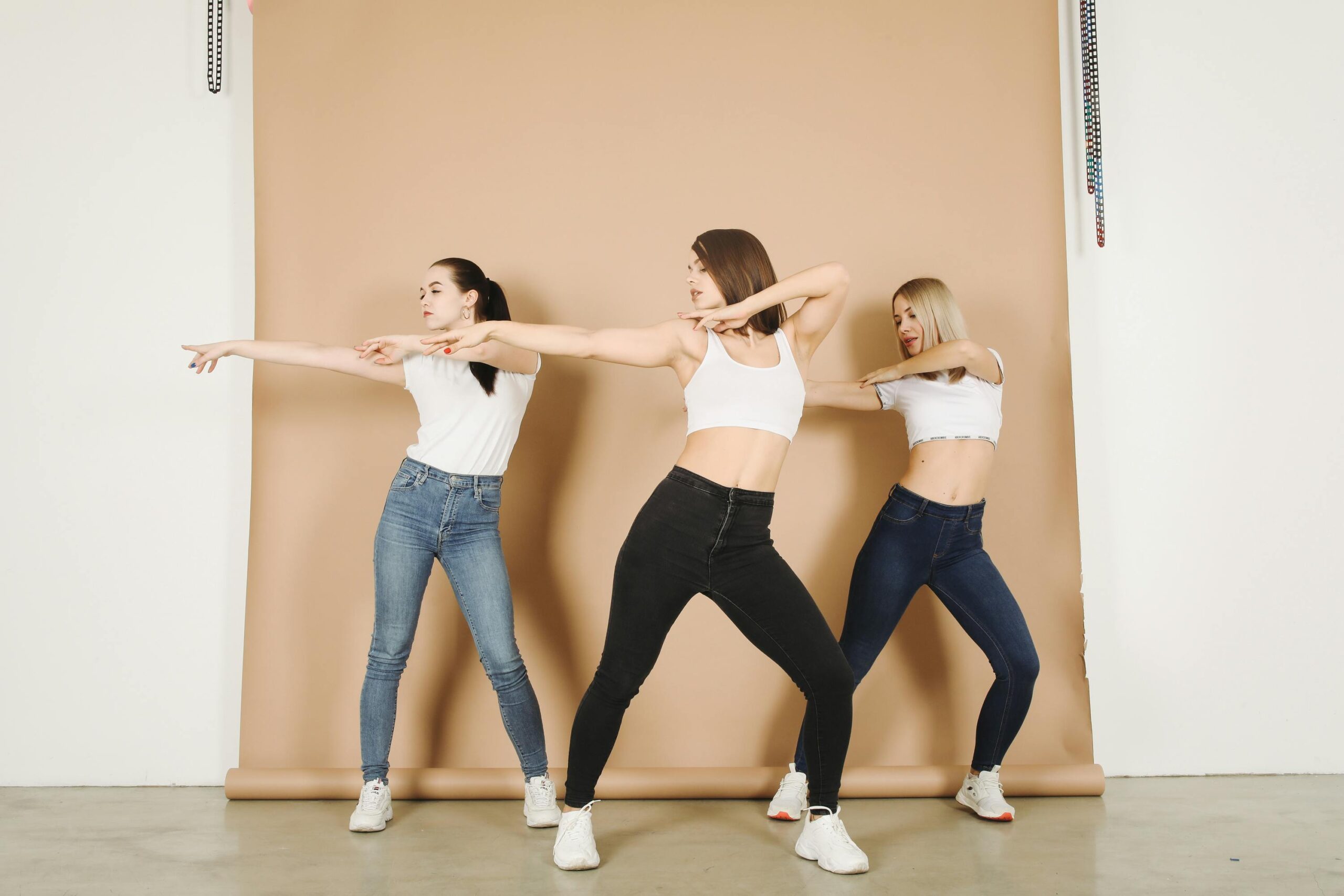 Participants en plein mouvement dans une salle de danse à Montpellier pendant un cours EVJF ou une préparation d’ouverture de bal