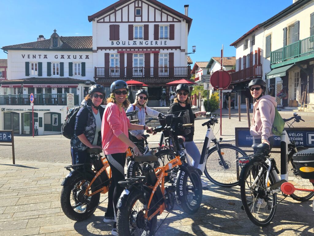 Femme au départ d'une visite commentée à vélo depuis le centre de Biarritz, activité EVJF