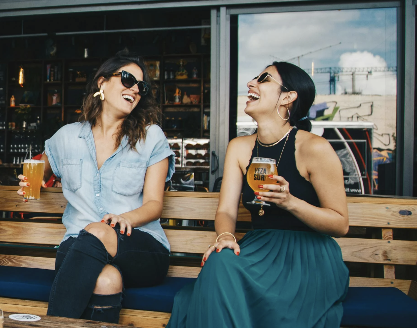 EVJF à Bruxelles : dégustation de bières artisanales entre amies dans une ambiance conviviale.