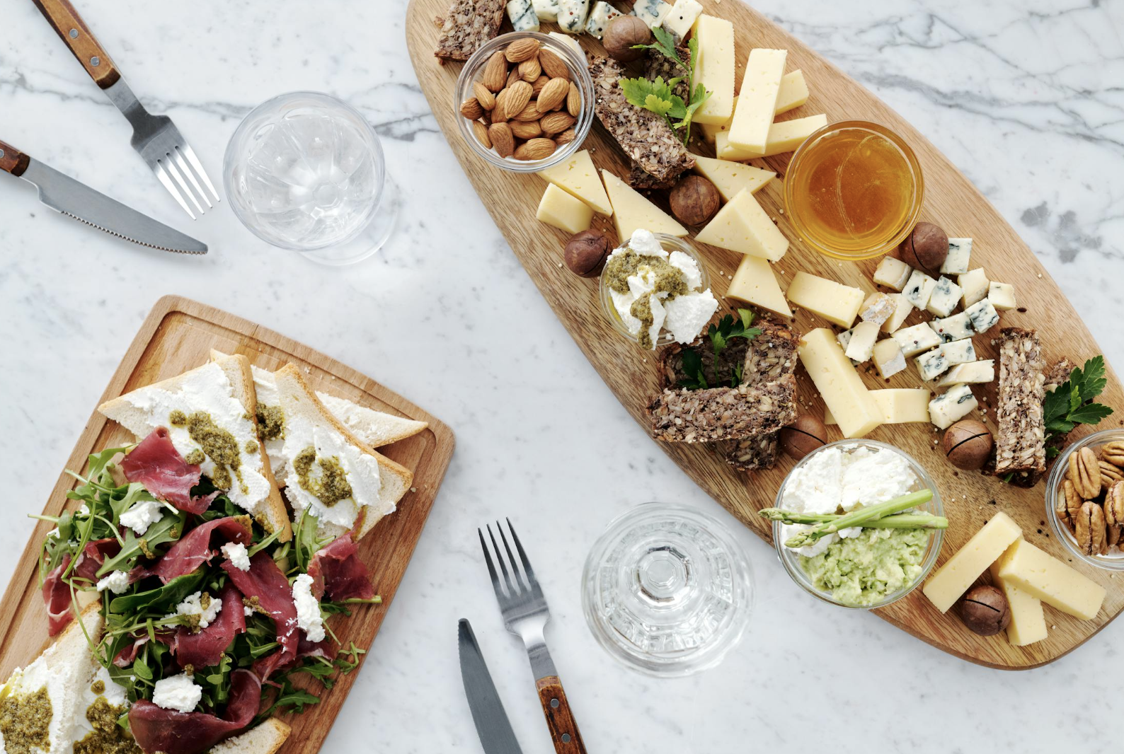 EVJF dégustation de fromages : un plateau varié présenté lors d’une séance gourmande entre amies.