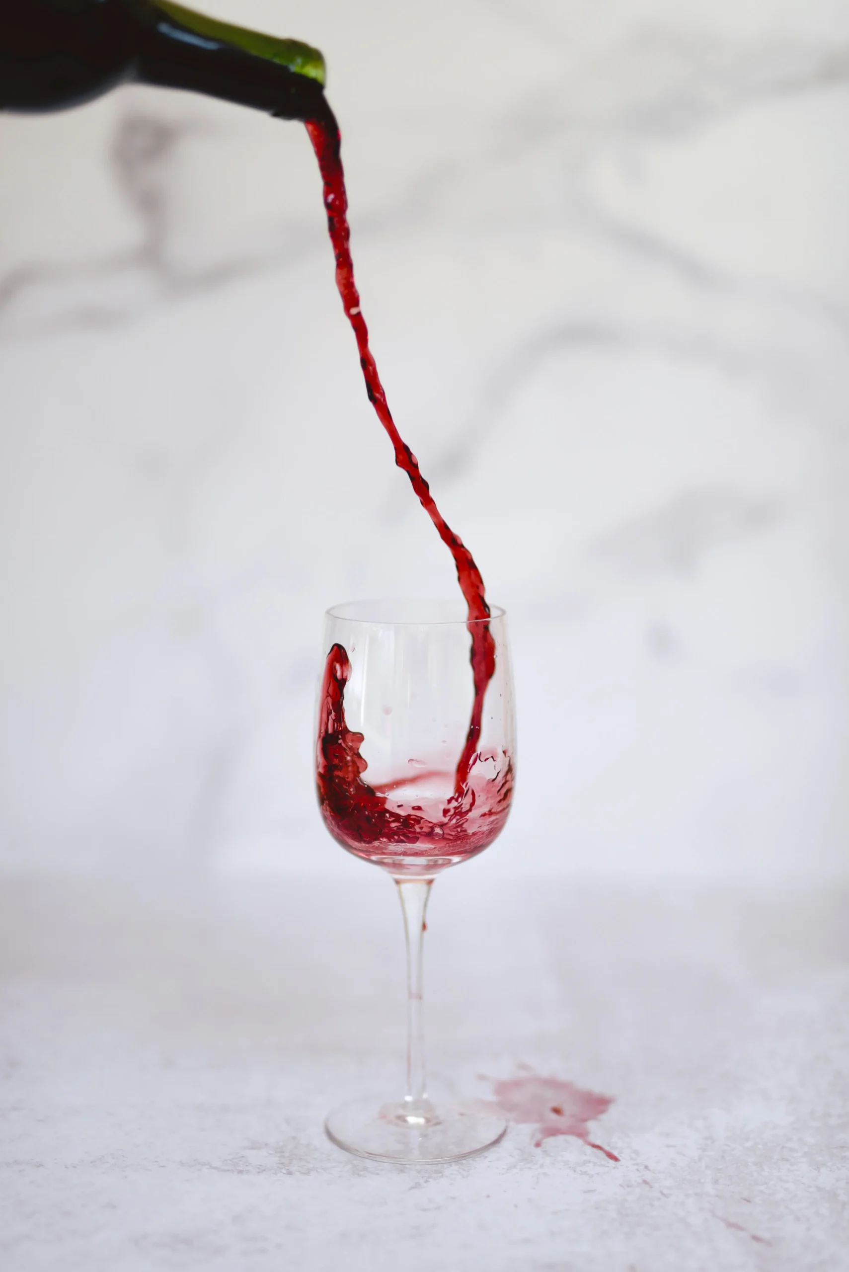 Verre de vin rouge aux reflets brillants dégusté pendant une escapade autour du vin EVJF à Montpellier.