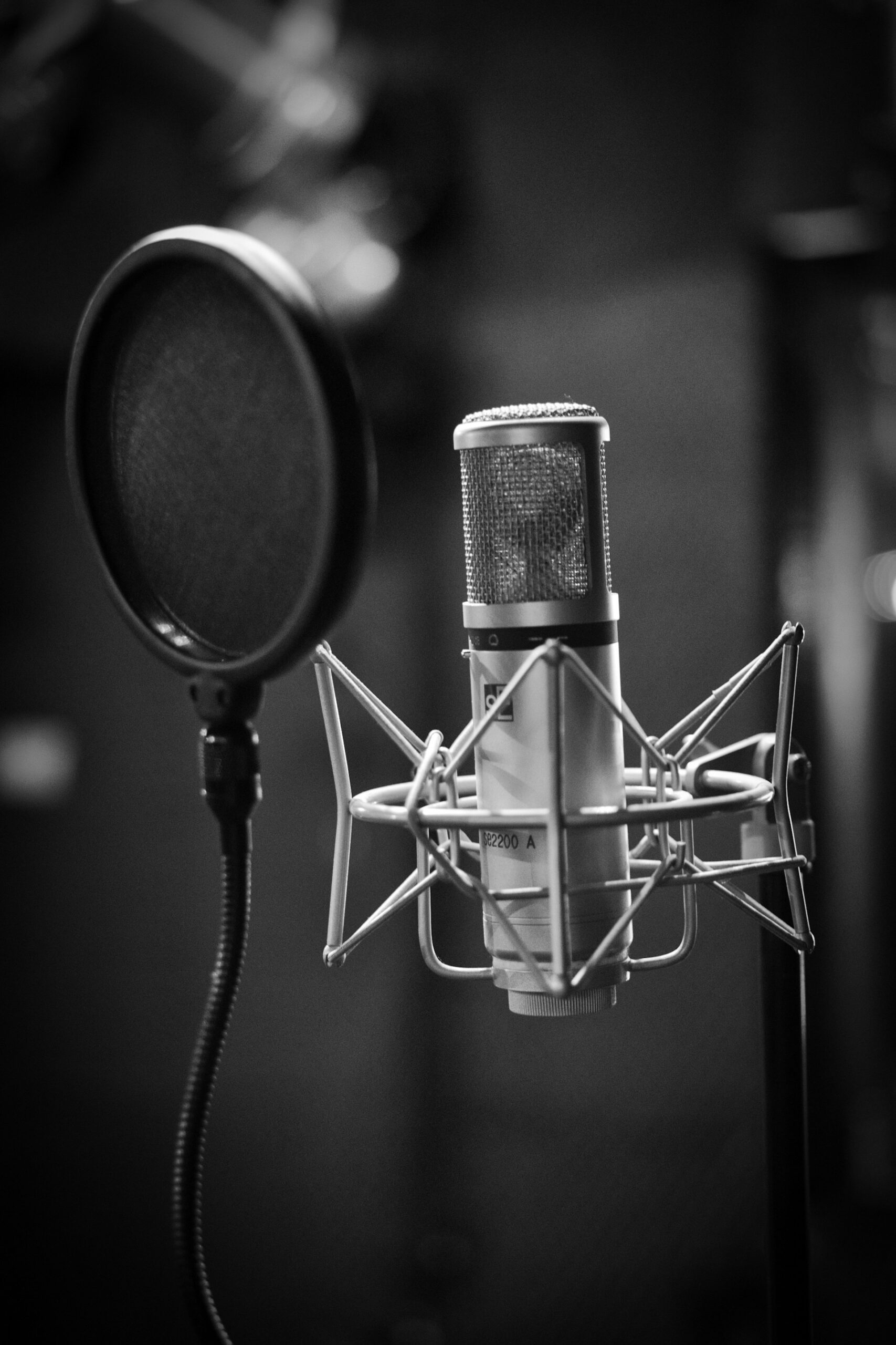 Micro dans un studio d'enregistrement d'une chanson EVJF à La Rochelle
