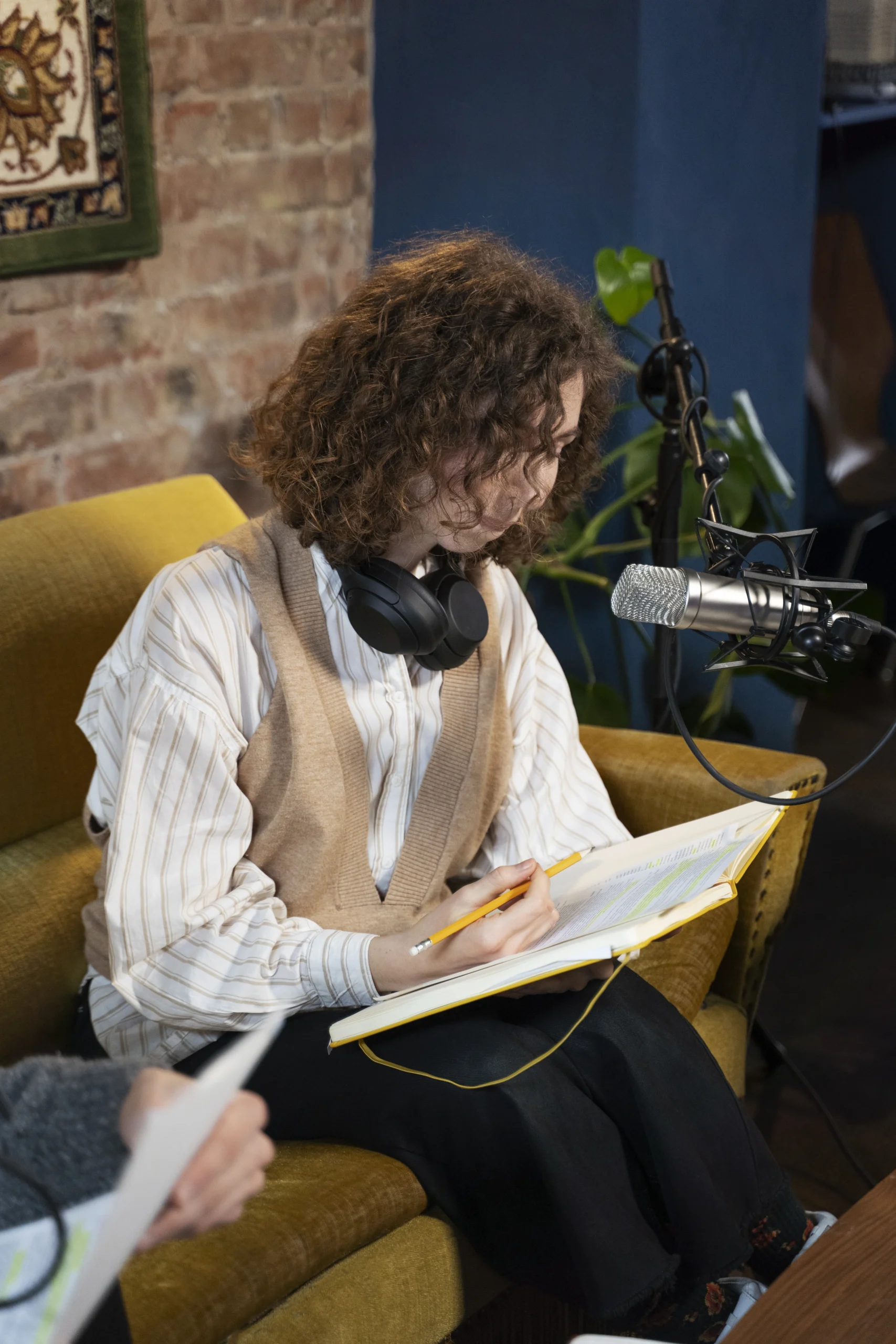 Femme en studio d’enregistrement en pleine session pour un EVJF.