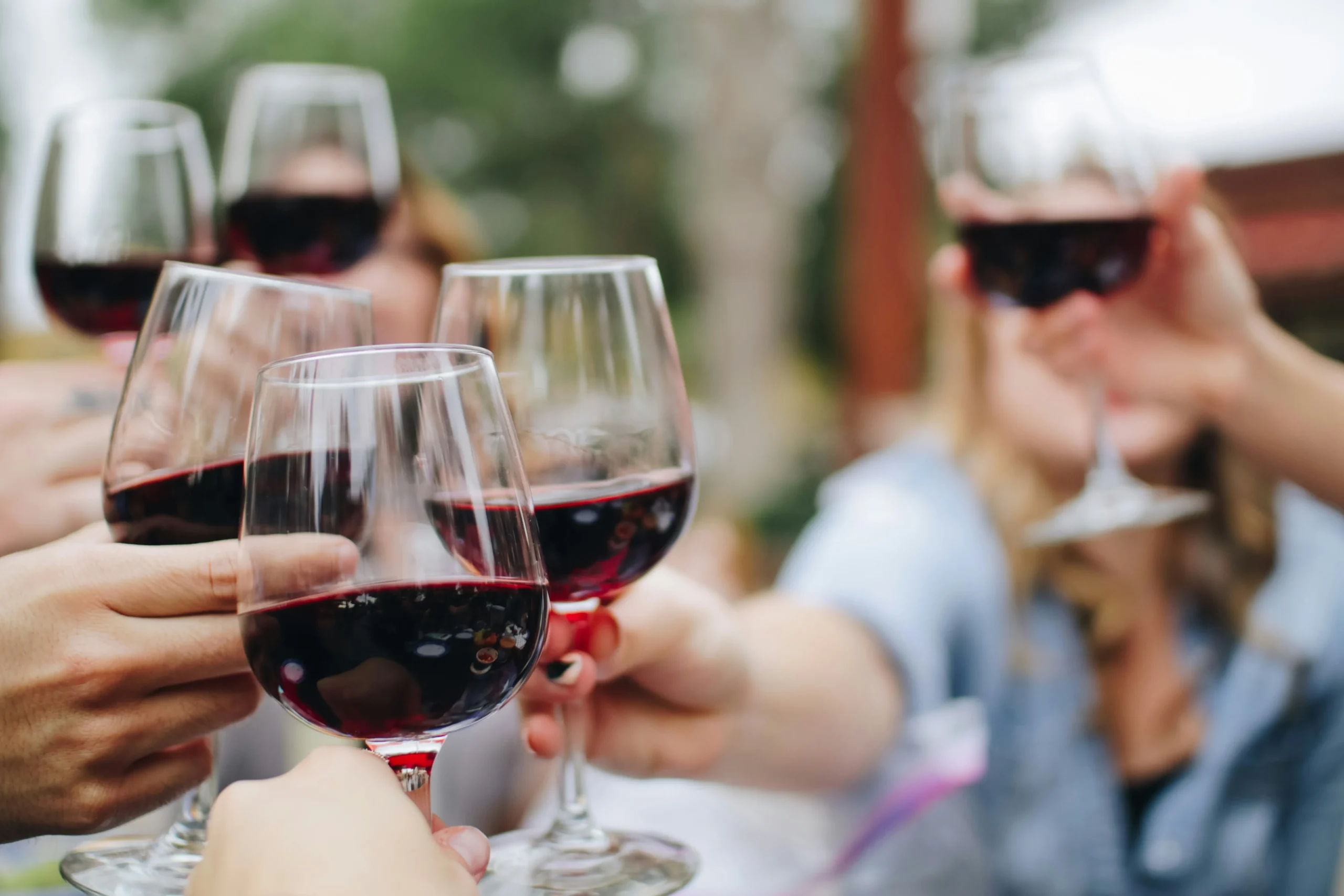 Femmes qui trinquent avec des verres de vin lors d’une escapade autour du vin EVJF à Montpellier.