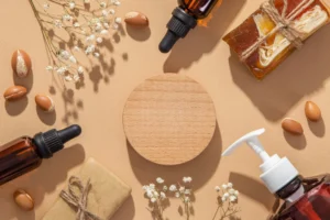 Flat lay de soins à l’huile d'argan avec savons, flacons et fleurs séchées, ambiance atelier cosmétique EVJF à Annecy