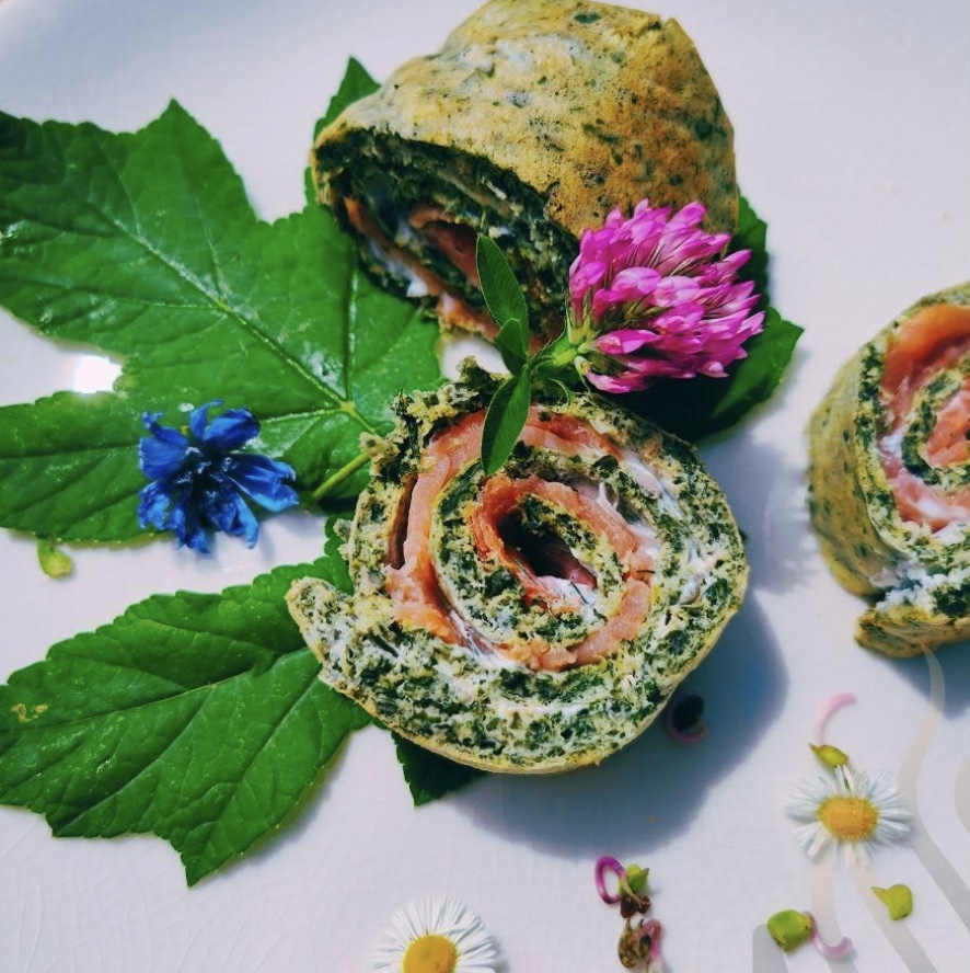 Plat raffiné à base d’ingrédients locaux et plantes sauvages, cuisiné par un chef à domicile pour un EVJF à Annecy dans une ambiance conviviale.
