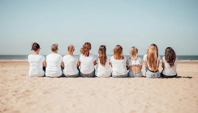 Groupe de femmes assises de dos sur la plage de Deauville pour un EVJF