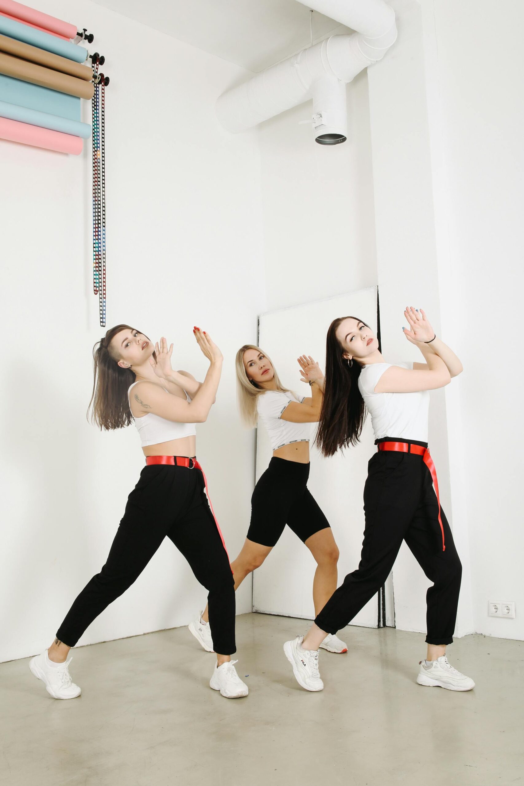 Des amies dansent ensemble en rythme pendant un EVJF à Marseille, entre éclats de rire et mouvements chorégraphiés